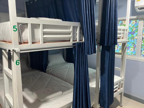 Nacha Hostel, Koh Phi Phi, Krabi. THAILAND : photo 2 de la chambre lit simple dans dortoir de 10 lits