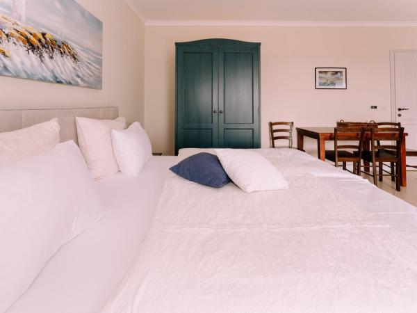 Hotel Abalone : photo 3 de la chambre studio avec canapé-lit et balcon