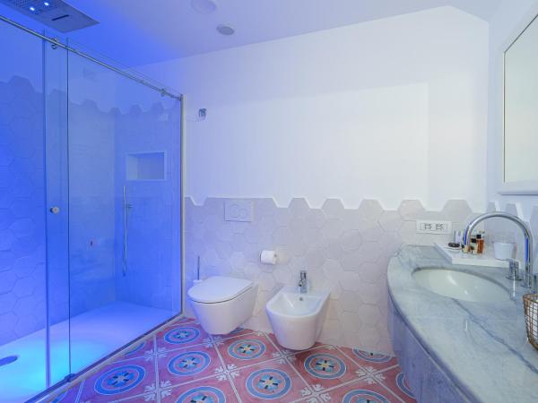 Hotel Belair : photo 1 de la chambre suite lit king-size avec baignoire spa et terrasse - vue sur mer