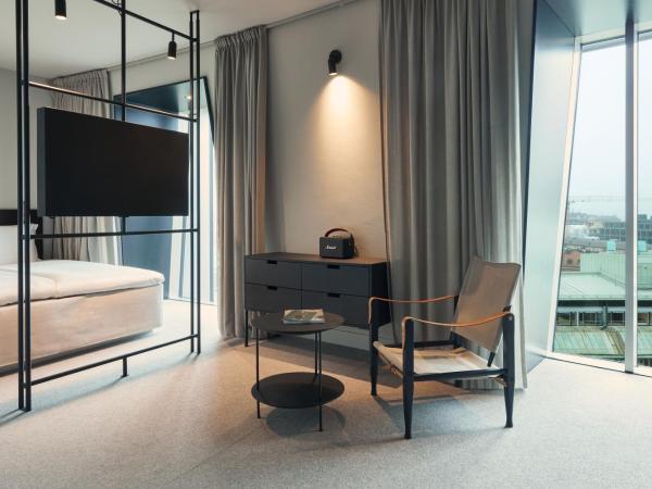 Blique by Nobis, Stockholm, a Member of Design Hotels™ : photo 1 de la chambre studio avec 1 lit king-size - vue sur ville