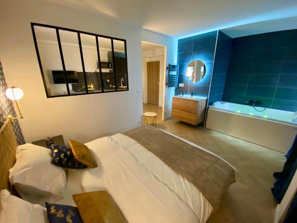 L'Escale Appartements et Suites en bord de Mer : photo 1 de la chambre suite deluxe avec baignoire spa