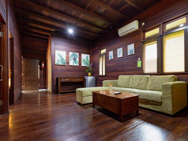 RedDoorz Resort @ Taman Wisata Mangrove : photo 7 de la chambre chambre familiale