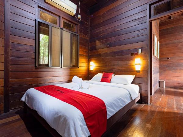 RedDoorz Resort @ Taman Wisata Mangrove : photo 1 de la chambre chambre familiale