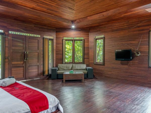 RedDoorz Resort @ Taman Wisata Mangrove : photo 3 de la chambre suite