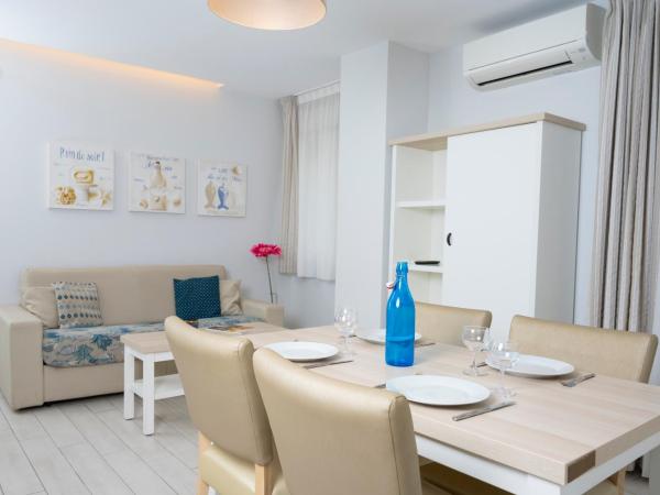 Hotel La Ciotat - A deux pas de l'eau : photo 7 de la chambre appartement 1 chambre avec terrasse - accès aux personnes à mobilité réduite