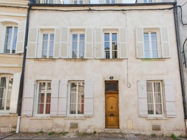 Room in Guest room - This 10th Century home sits in an exceptional setting in the center of Orleans : photo 2 de la chambre  chambre double