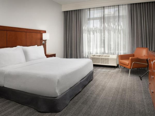 Courtyard Jacksonville Flagler Center : photo 3 de la chambre one-bedroom king suite with sofa bed