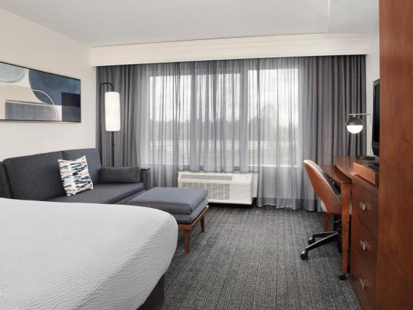 Courtyard Jacksonville Flagler Center : photo 1 de la chambre chambre lit king-size avec canapé-lit