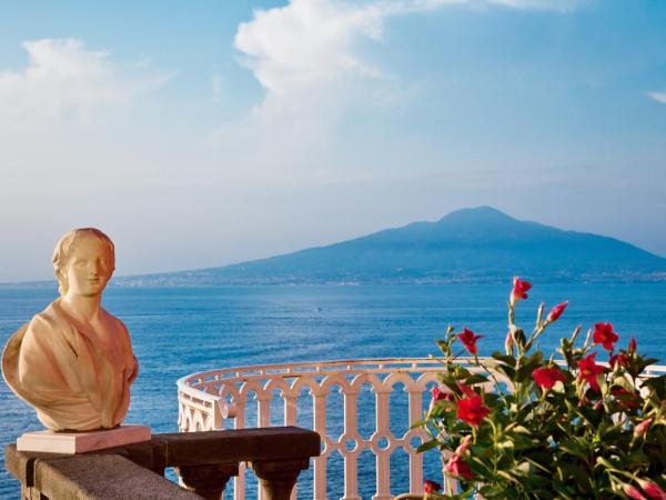 Grand Hotel Excelsior Vittoria : photo 9 de la chambre suite junior de luxe - vue sur mer 