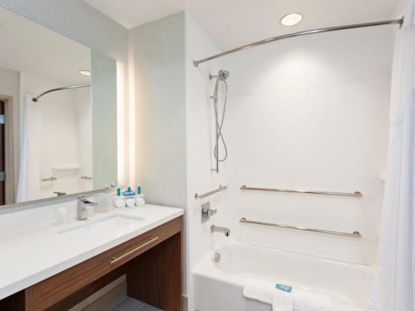 Holiday Inn Express & Suites Houston S - Medical Ctr Area, an IHG Hotel : photo 1 de la chambre chambre standard avec 2 lits queen-size - adaptée aux personnes malvoyantes/malentendantes