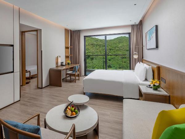 Holiday Inn & Suites Sanya Yalong Bay, an IHG Hotel : photo 5 de la chambre suite - vue sur montagne