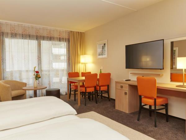 H4 Hotel Arcadia Locarno : photo 3 de la chambre chambre double supérieure - vue latérale sur lac