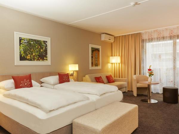 H4 Hotel Arcadia Locarno : photo 2 de la chambre chambre double supérieure - vue latérale sur lac