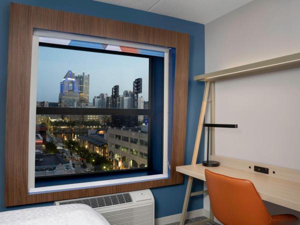 Holiday Inn Express & Suites Pittsburgh North Shore, an IHG Hotel : photo 8 de la chambre chambre standard avec 2 lits queen-size - vue sur ville
