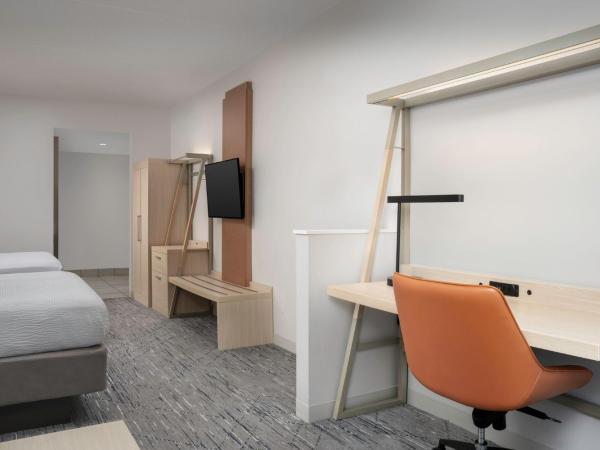 Holiday Inn Express & Suites Pittsburgh North Shore, an IHG Hotel : photo 5 de la chambre suite disposant de 2 lits queen-size