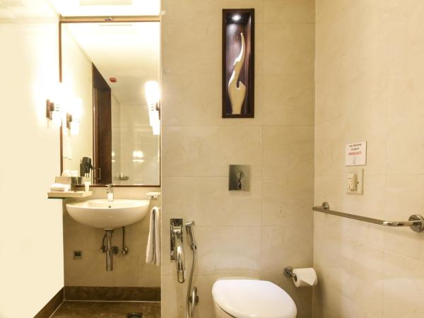 DoubleTree by Hilton Gurugram Baani Square : photo 4 de la chambre chambre lit king-size - accessible aux personnes à mobilité réduite