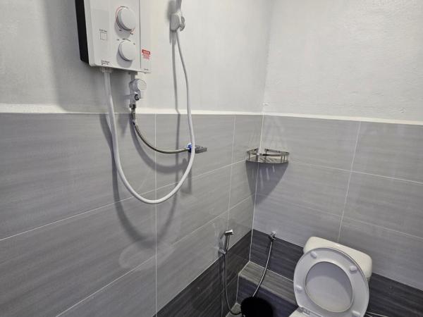 SS HOSTEL PENANG : photo 10 de la chambre chambre lits jumeaux avec salle de bains commune