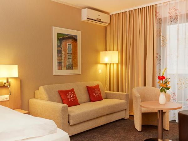 H4 Hotel Arcadia Locarno : photo 4 de la chambre chambre double supérieure - vue latérale sur lac