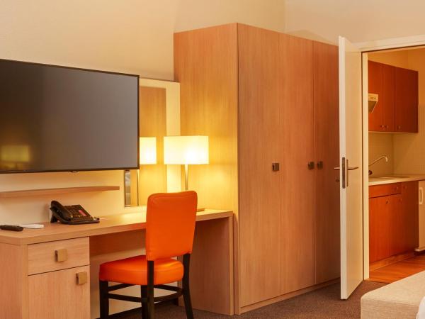 H4 Hotel Arcadia Locarno : photo 5 de la chambre chambre double supérieure - vue latérale sur lac