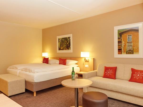 H4 Hotel Arcadia Locarno : photo 6 de la chambre chambre double supérieure - vue latérale sur lac