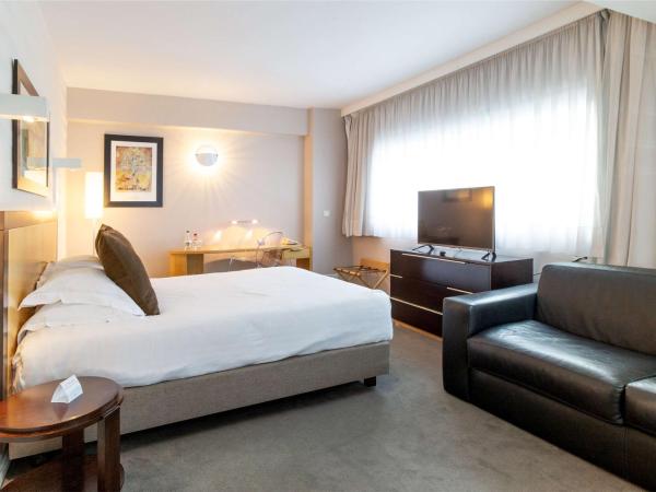 Hotel Lille Euralille - Hilton Affiliate Hotel : photo 1 de la chambre chambre lit queen-size avec canapé-lit