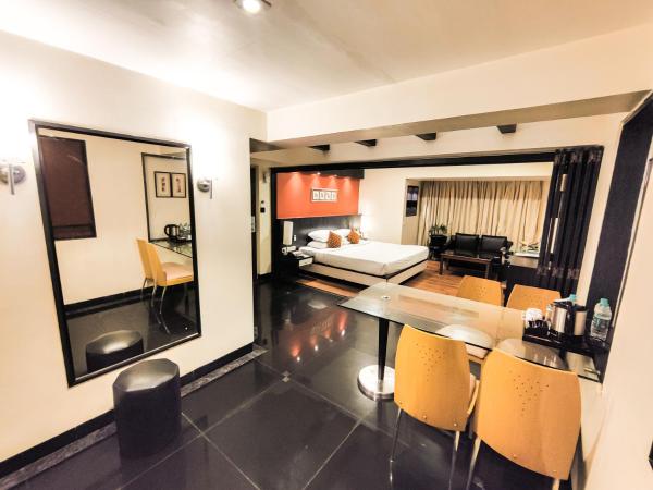 Ramee Guestline Hotel Khar : photo 6 de la chambre suite room with chef’s choice veg/non-veg platter, fruit basket, airport pick up & drop