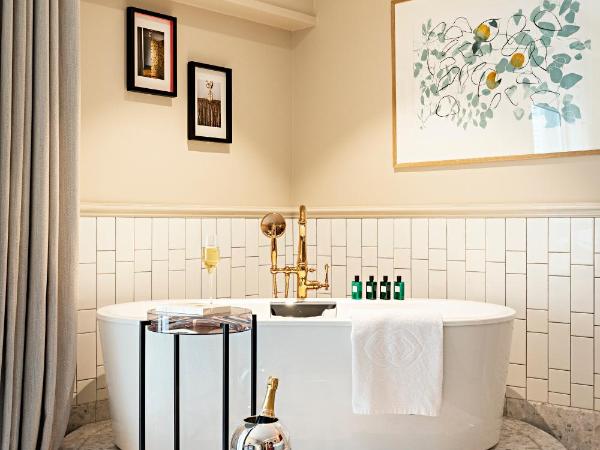 Sofitel Le Scribe Paris Opera : photo 8 de la chambre suite lune de miel avec lit rond, baignoire et coin salon - vue sur grand boulevard