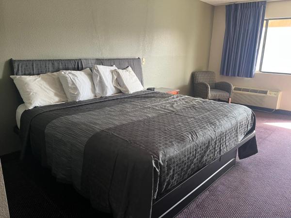 Hallmark Inn and Suites : photo 4 de la chambre chambre lit king-size