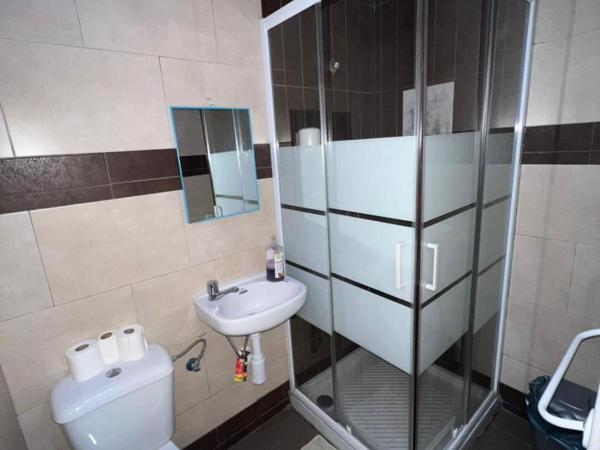 Hostal Milan : photo 6 de la chambre chambre triple avec salle de bains privative