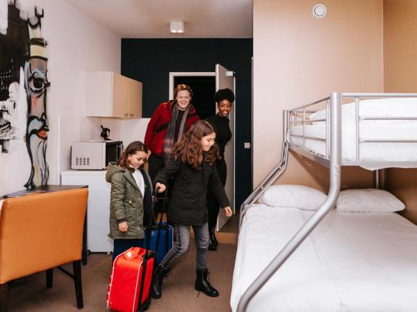 The Hague Teleport Hotel : photo 1 de la chambre budget 5-person studio