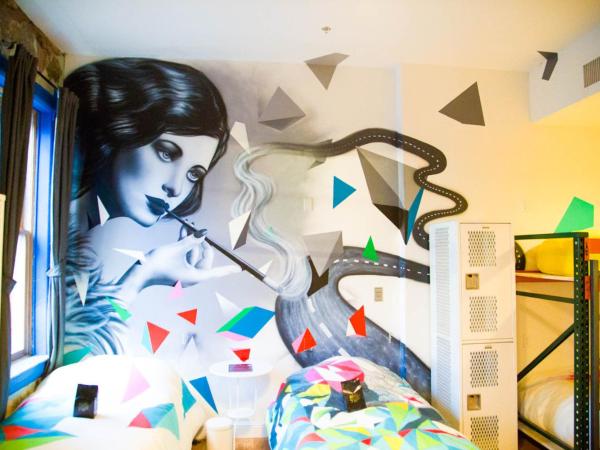 Hostel Fish : photo 1 de la chambre chambre quadruple avec salle de bains commune