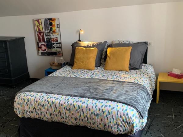 Les AGRIATES : photo 9 de la chambre chambre double avec salle de bains privative