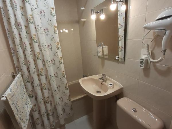 Uría 25 rooms : photo 2 de la chambre chambre simple avec salle de bains privative