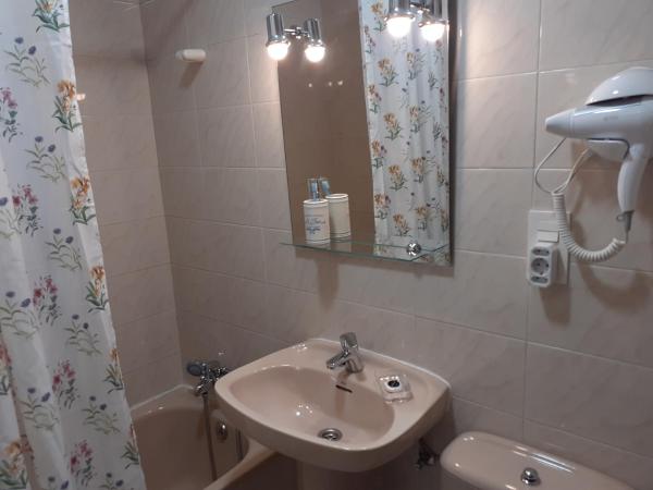 Uría 25 rooms : photo 8 de la chambre chambre simple avec salle de bains privative