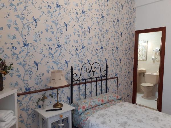 Uría 25 rooms : photo 7 de la chambre chambre simple avec salle de bains privative