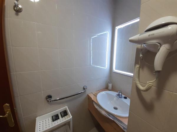 Uría 25 rooms : photo 4 de la chambre chambre double avec salle de bains privative