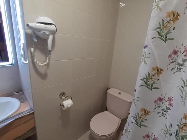 Uría 25 rooms : photo 2 de la chambre chambre double avec salle de bains privative