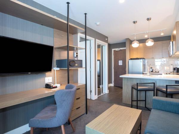 Sandman Signature Calgary Airport Hotel : photo 4 de la chambre signature suite, 1 king bed, sofa bed, kitchen