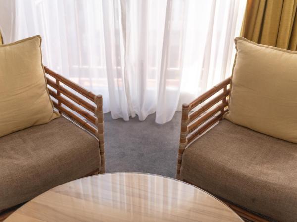 Hotel Ravesis : photo 4 de la chambre chambre lit king-size - vue latérale sur océan