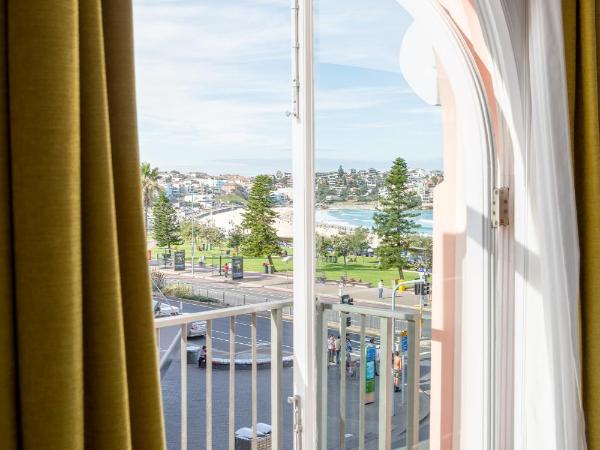 Hotel Ravesis : photo 4 de la chambre chambre lit queen-size - vue latérale