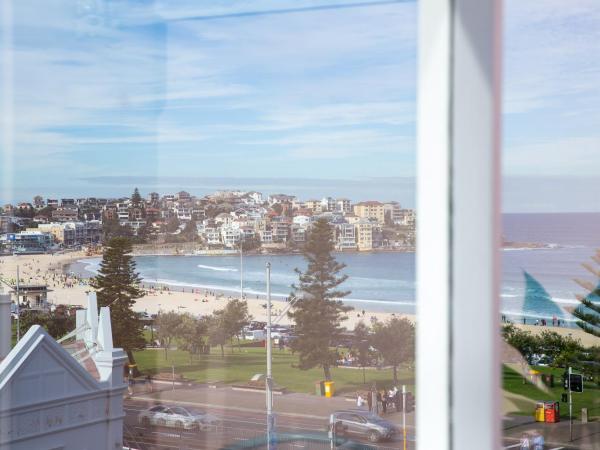 Hotel Ravesis : photo 5 de la chambre suite lit king-size avec terrasse - vue latérale