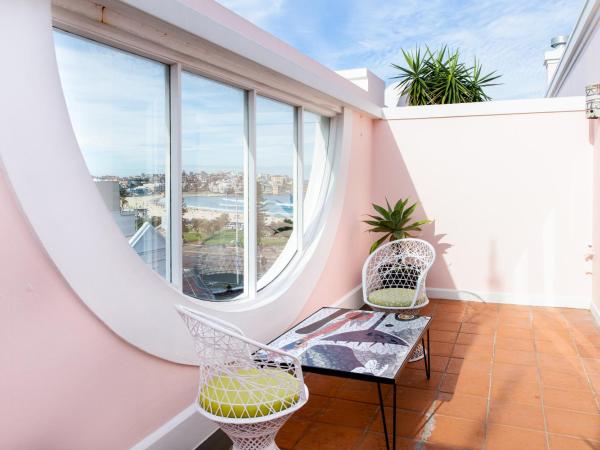 Hotel Ravesis : photo 4 de la chambre suite lit king-size avec terrasse - vue latérale