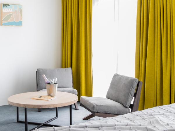 Hotel Ravesis : photo 6 de la chambre chambre lit queen-size - vue latérale