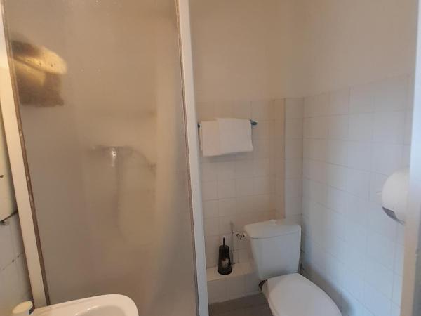 Au Spatial : photo 4 de la chambre chambre simple avec salle de bains 
