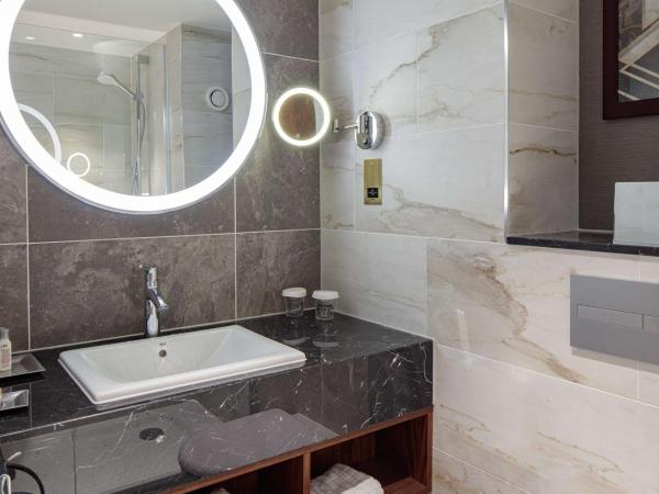 Hilton Belfast : photo 4 de la chambre chambre lit king-size exéctive - accès au salon