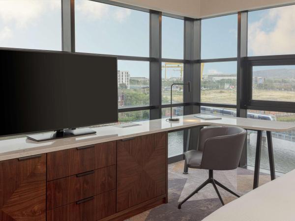 Hilton Belfast : photo 2 de la chambre junior king suite with executive lounge and view