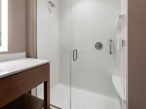 Hampton Inn by Hilton Nashville Airport Century Place : photo 5 de la chambre king room with microwave and fridge