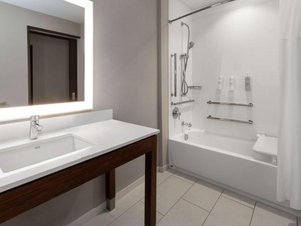 Hampton Inn by Hilton Nashville Airport Century Place : photo 3 de la chambre king room with bath tub - mobility and hearing access