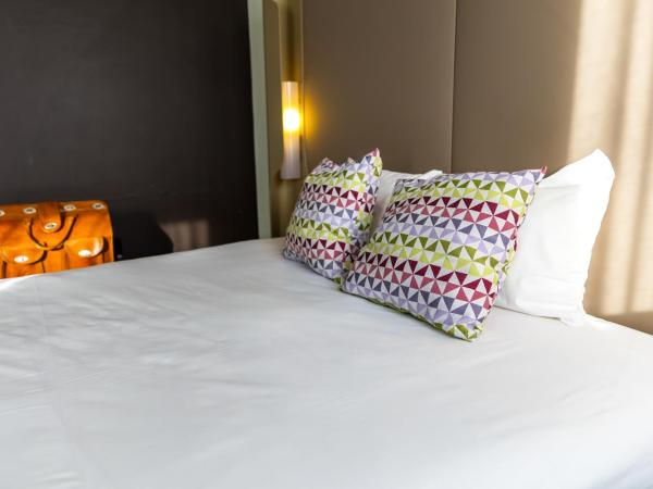 Campanile Le Mans Centre - Gare : photo 3 de la chambre chambre nouvelle génération avec 1 lit double et 2 lits simples