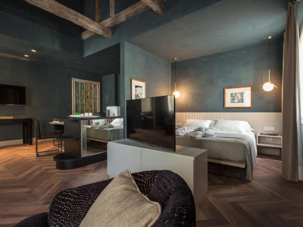 Liassidi Wellness Suites : photo 3 de la chambre suite lit king-size avec spa - vue sur canal